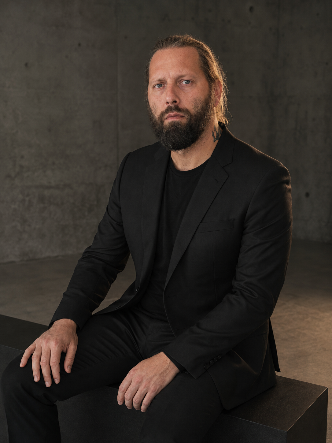 Christian Wamser im schwarzen Anzug